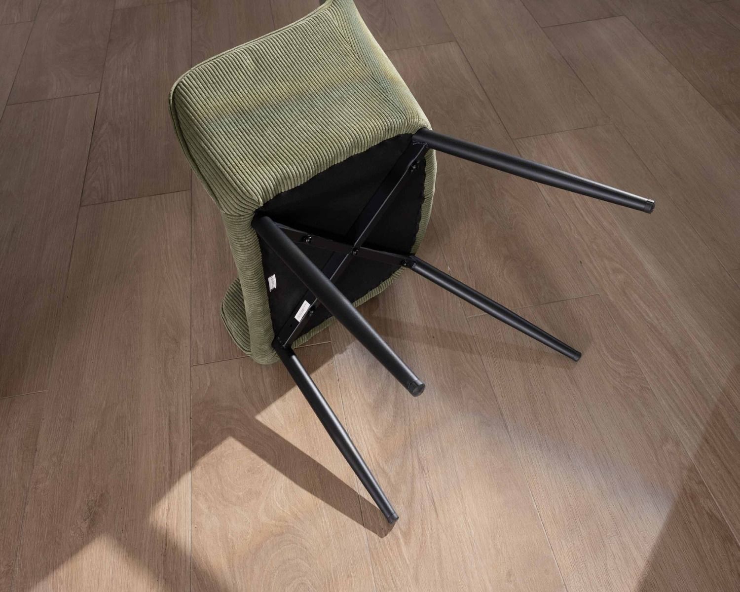 Sedia contemporanea "Scotty" con braccioli in velluto verde kaki e gambe in metallo nero