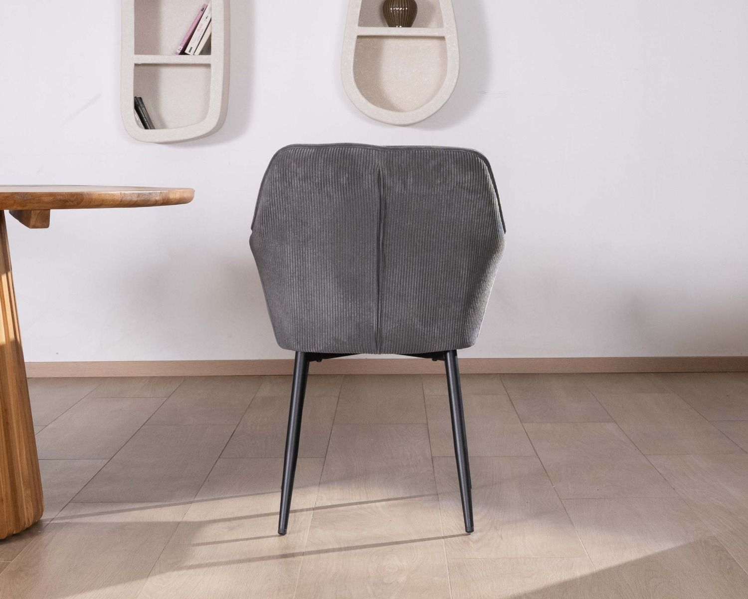 Sedia da pranzo contemporanea "Scotty" in tessuto di velluto grigio scuro con braccioli e gambe in metallo nero