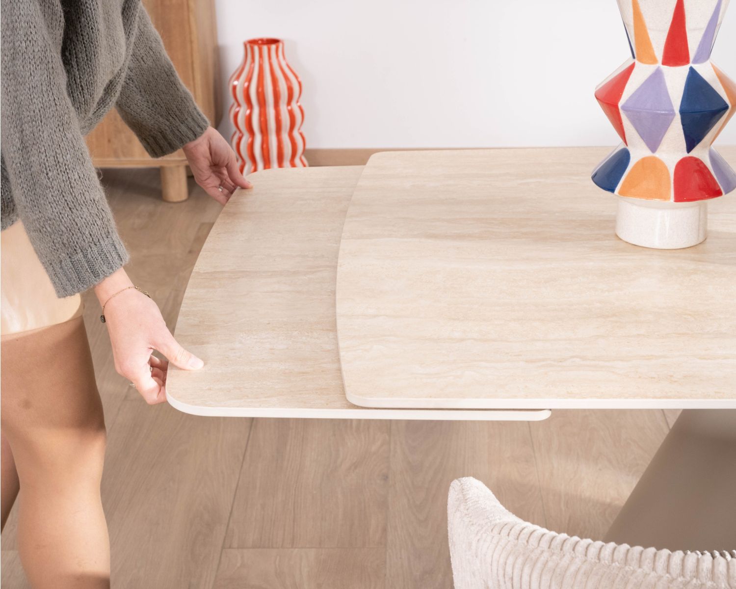 Tavolo allungabile retro chic "Amarello" da 160 a 240 cm in pietra sinterizzata e metallo champagne