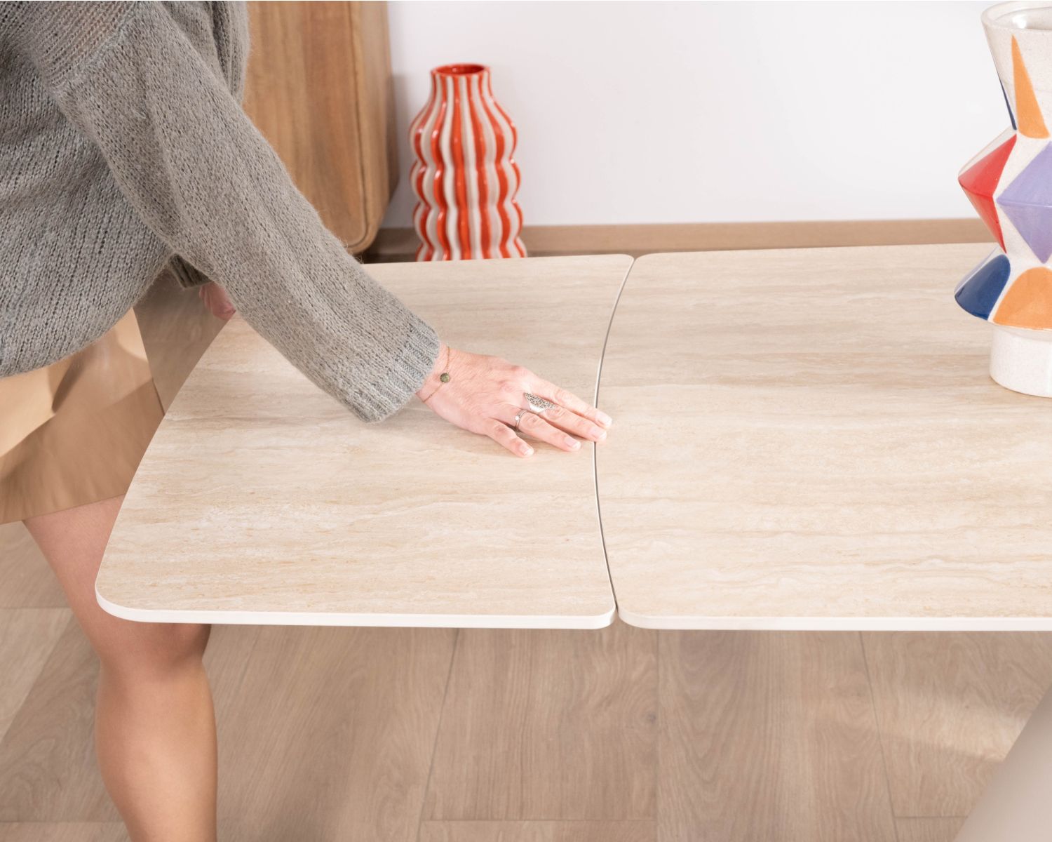 Tavolo allungabile retro chic "Amarello" da 160 a 240 cm in pietra sinterizzata e metallo champagne