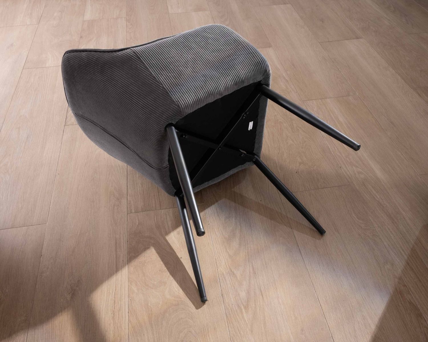 Sedia da pranzo contemporanea "Scotty" in tessuto di velluto grigio scuro con braccioli e gambe in metallo nero