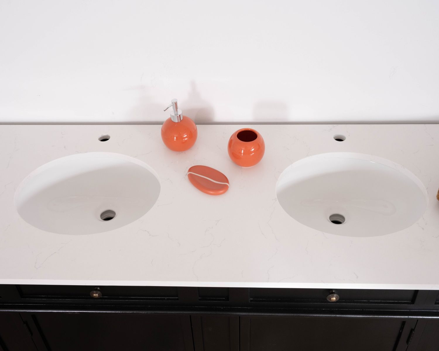 Mobile lavabo doppio "Églantine" con angoli arrotondati in legno nero e quarzo bianco