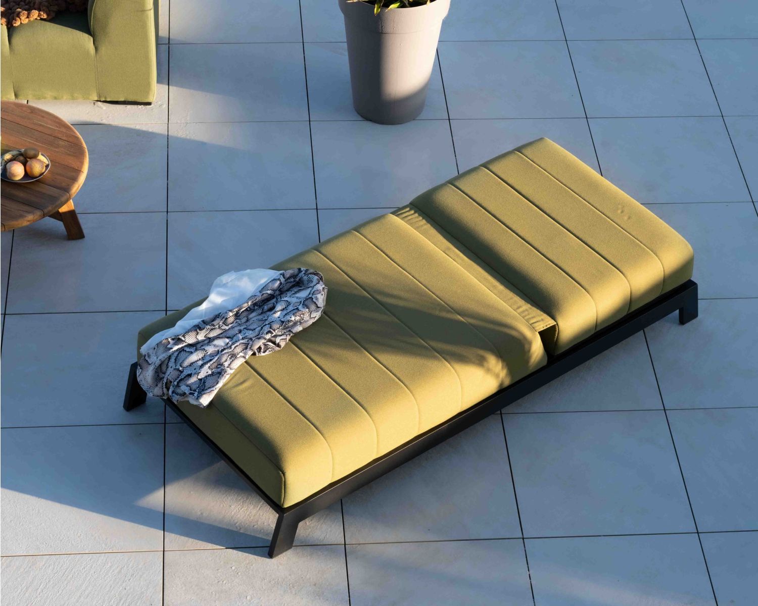 Sdraio "Terrasse" ultraconfortevole in tessuto verde con struttura nera