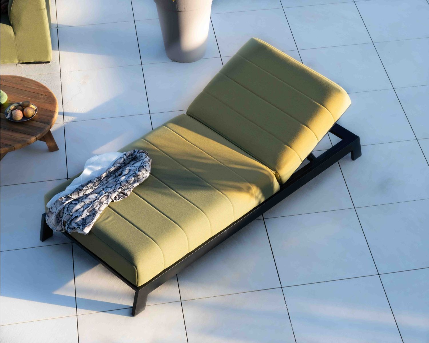 Sdraio "Terrasse" ultraconfortevole in tessuto verde con struttura nera