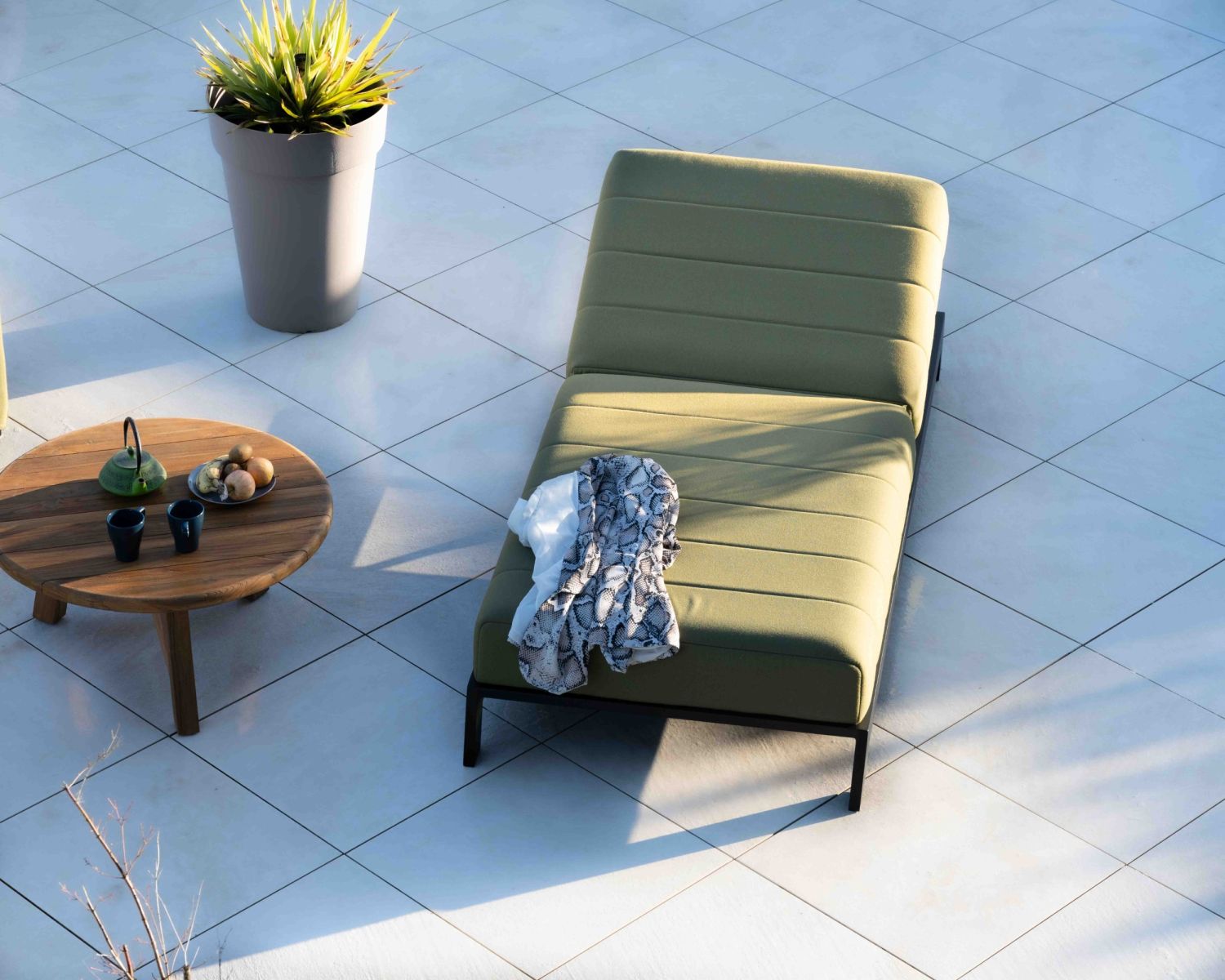 Sdraio "Terrasse" ultraconfortevole in tessuto verde con struttura nera