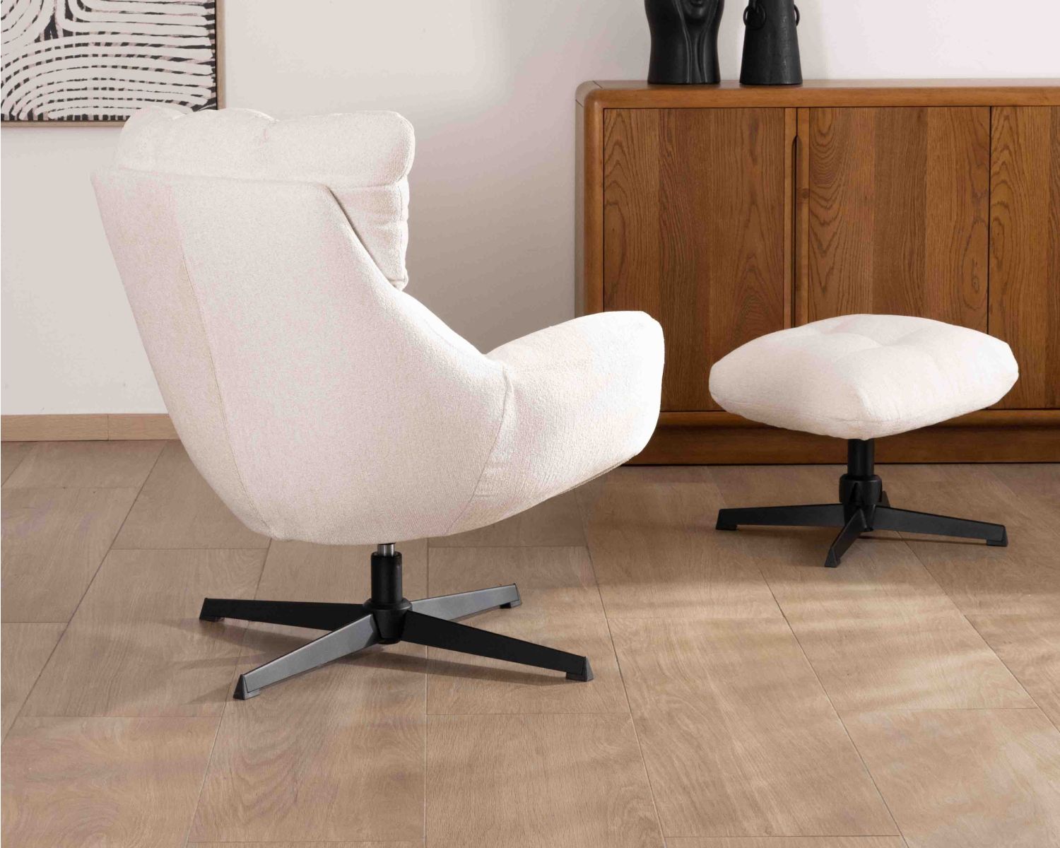 Poltrona girevole "Calista" con poggiapiedi modulare in tessuto bouclette ecrù