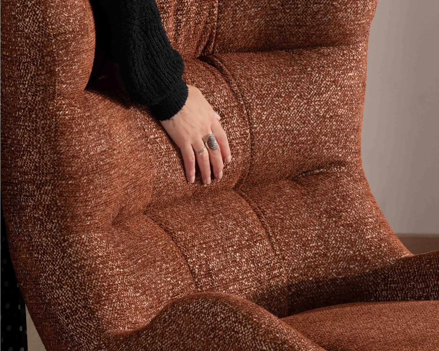 Poltrona avvolgente "Calista" in tessuto bouclette di terracotta di terracotta di terracotta