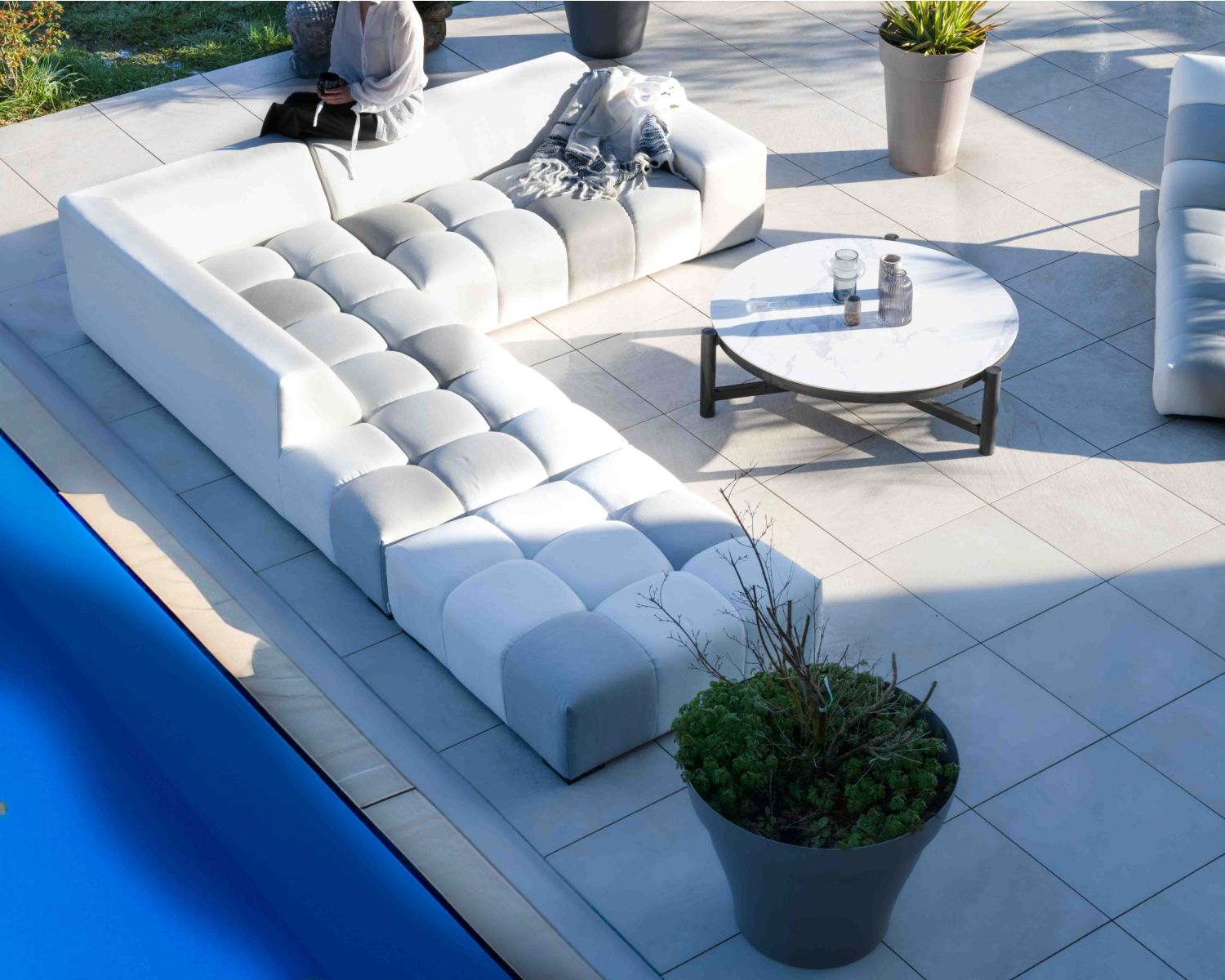 Tavolino rotondo in ceramica e alluminio, diam. 126 "Sokha Beach