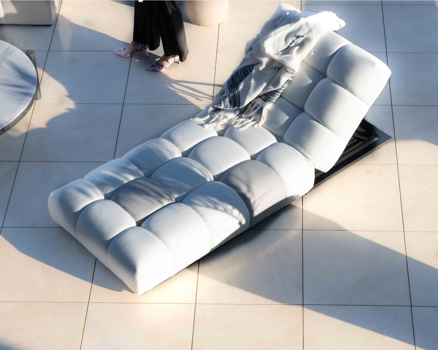 Chaise longue "Lazy Beach" di alta gamma in tessuto beige e grigio chiaro