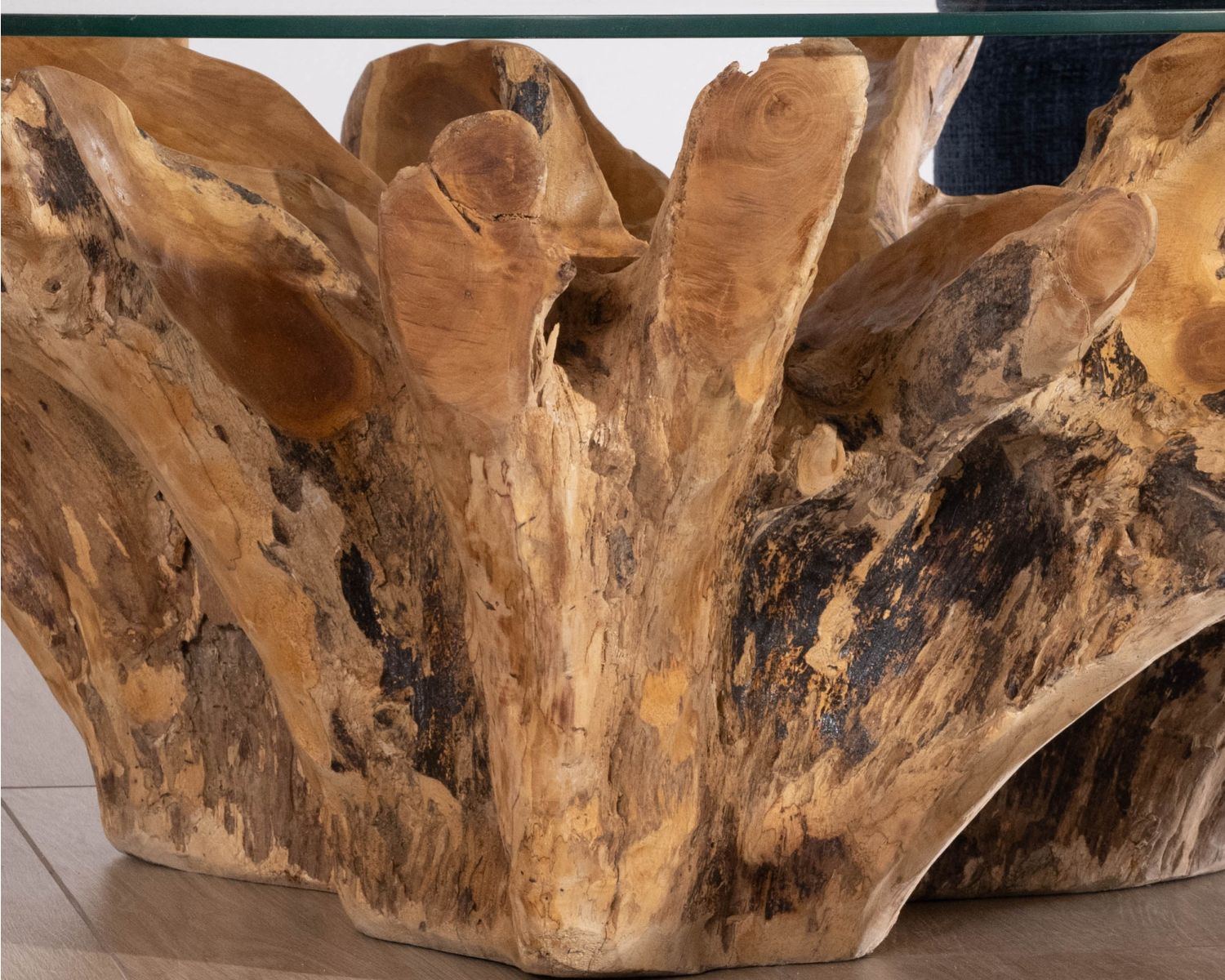 Tavolino rotondo da 110 cm in radice di teak massiccio con piano in vetro "Kanoa"