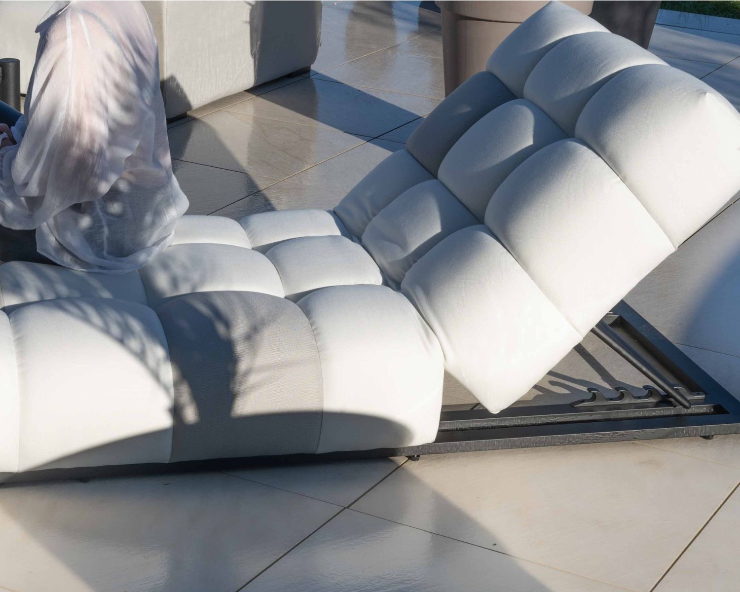 Chaise longue "Lazy Beach" di alta gamma in tessuto beige e grigio chiaro