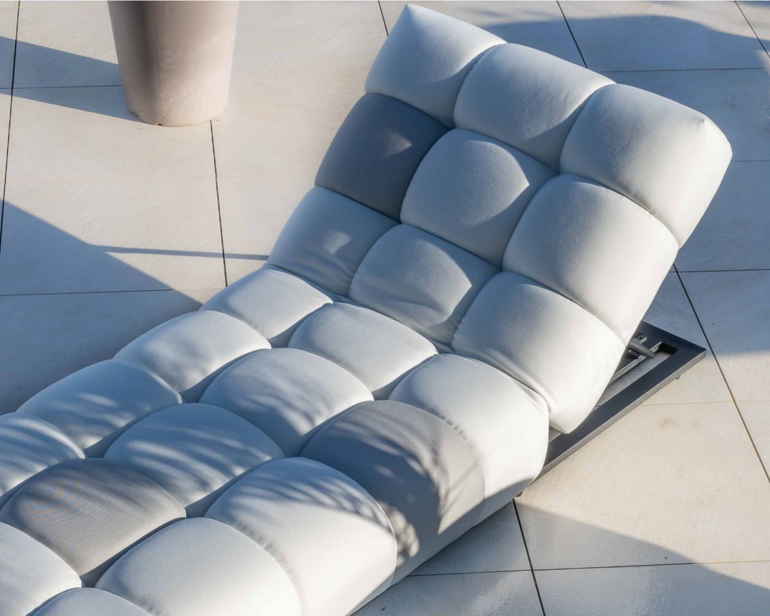 Chaise longue "Lazy Beach" di alta gamma in tessuto beige e grigio chiaro