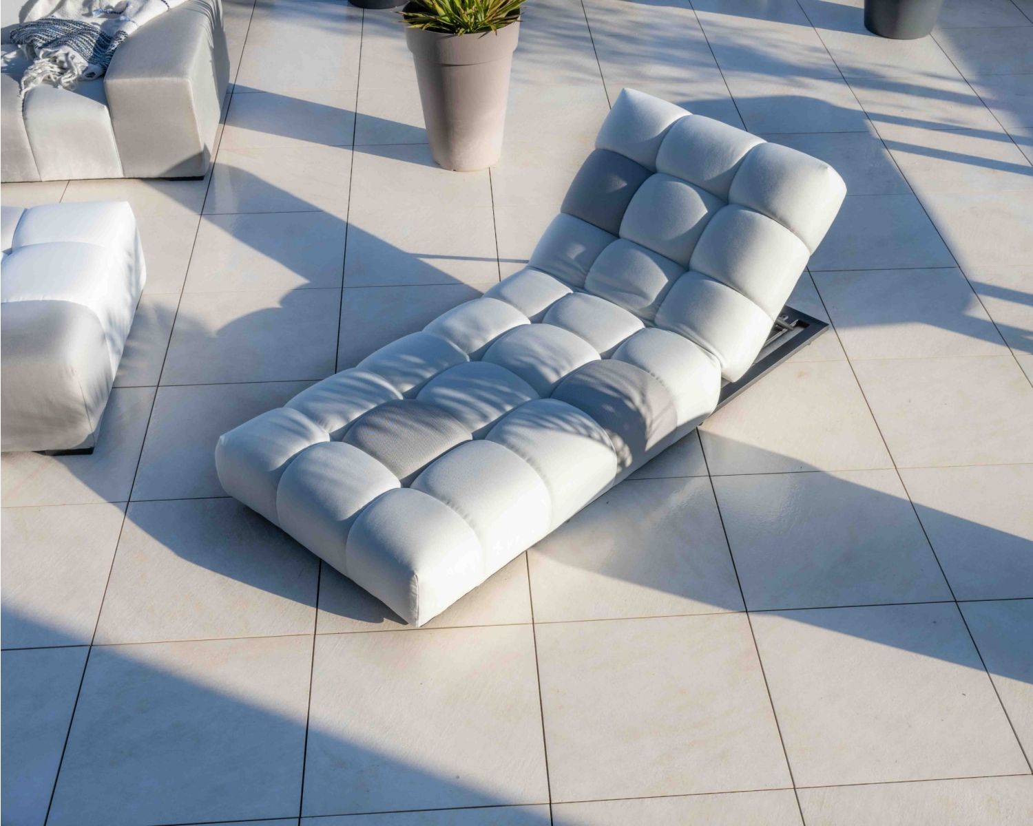 Chaise longue "Lazy Beach" di alta gamma in tessuto beige e grigio chiaro