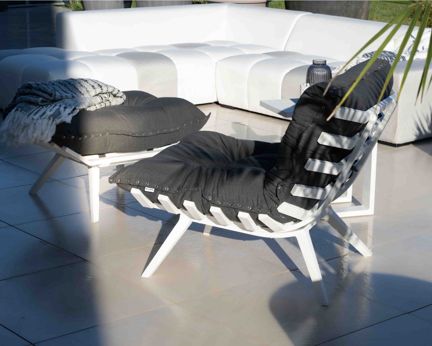Poltrona da esterno "Lisca" ad alto comfort con poggiapiedi modulare in grigio scuro e bianco