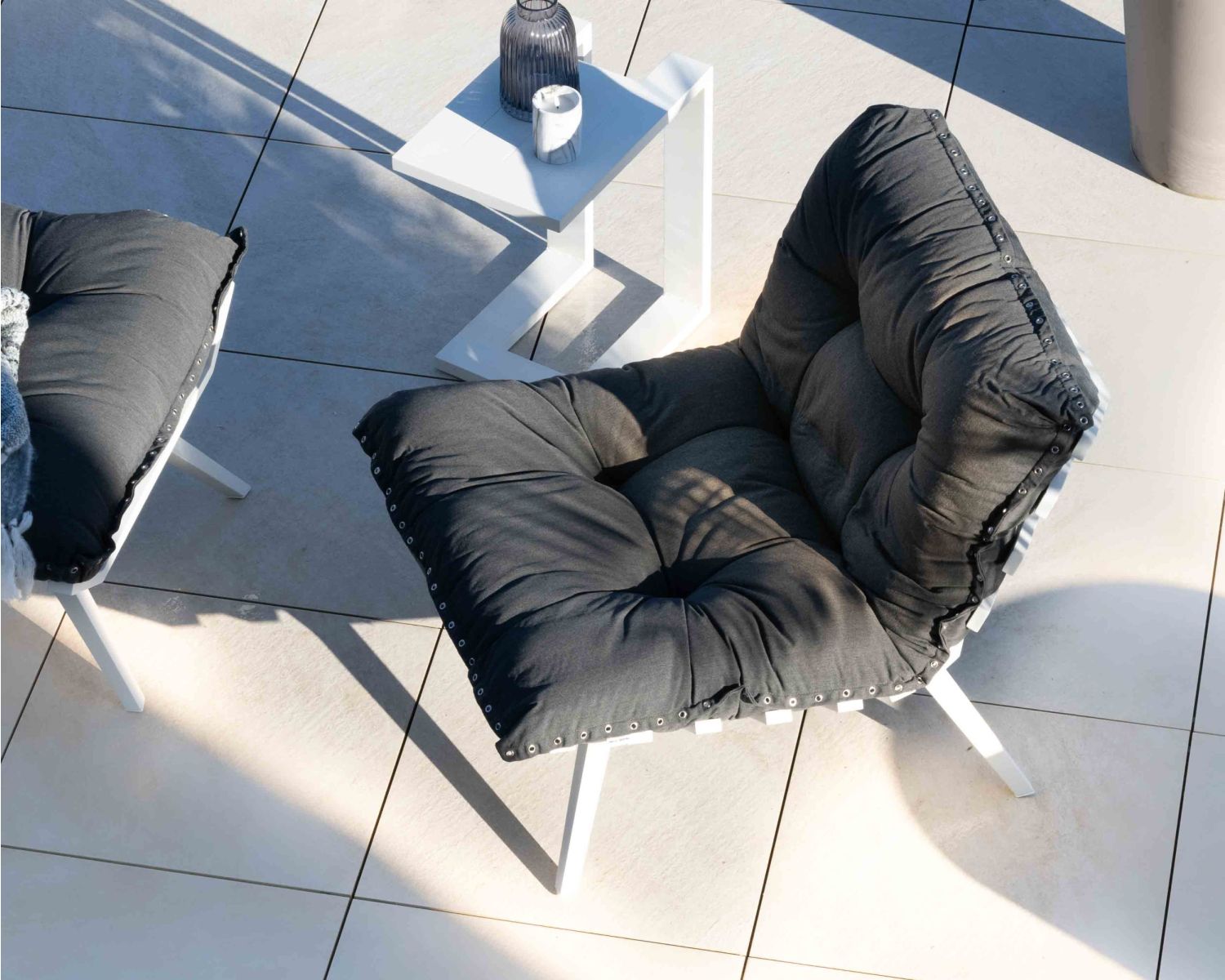 Poltrona da esterno "Lisca" ad alto comfort con poggiapiedi modulare in grigio scuro e bianco