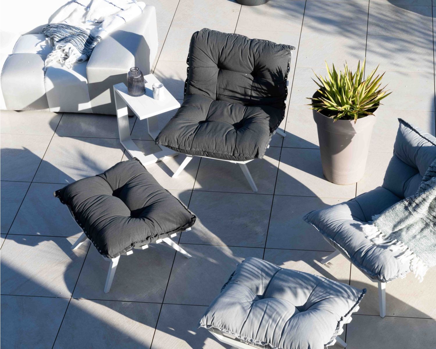 Poltrona da esterno "Lisca" ad alto comfort con poggiapiedi modulare in grigio scuro e bianco