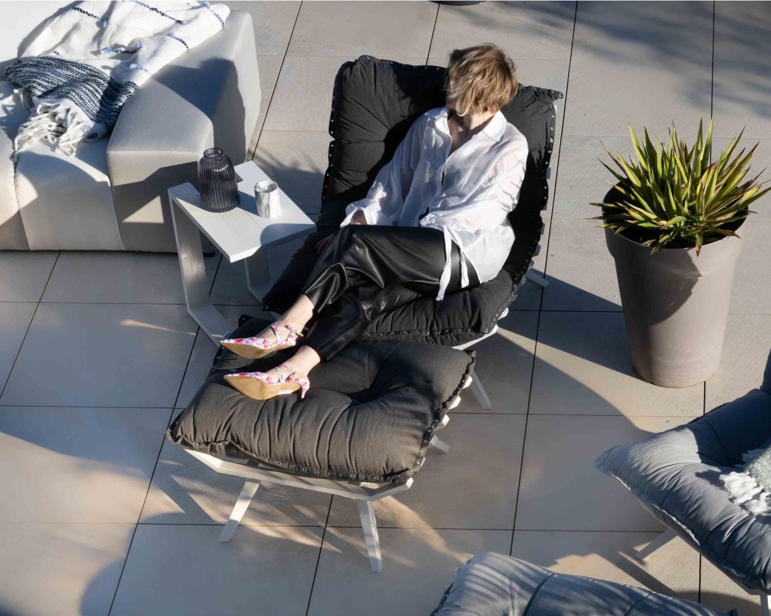 Poltrona da esterno "Lisca" ad alto comfort con poggiapiedi modulare in grigio scuro e bianco