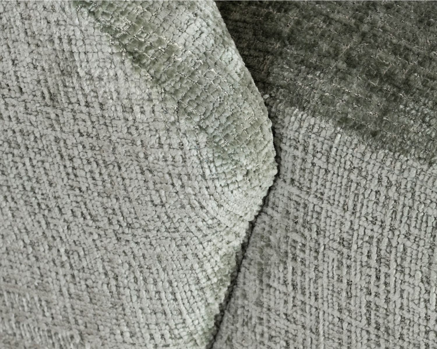 Poltrona girevole "Marylin" in tessuto bouclette setoso verde salvia