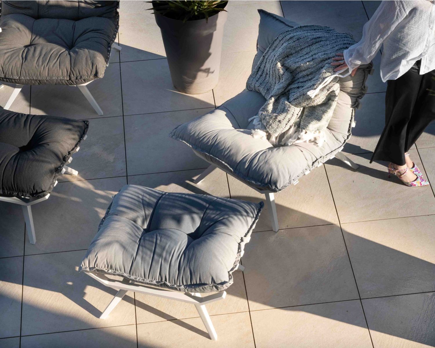 Poltrona relax "Lisca" in tessuto grigio chiaro con poggiapiedi