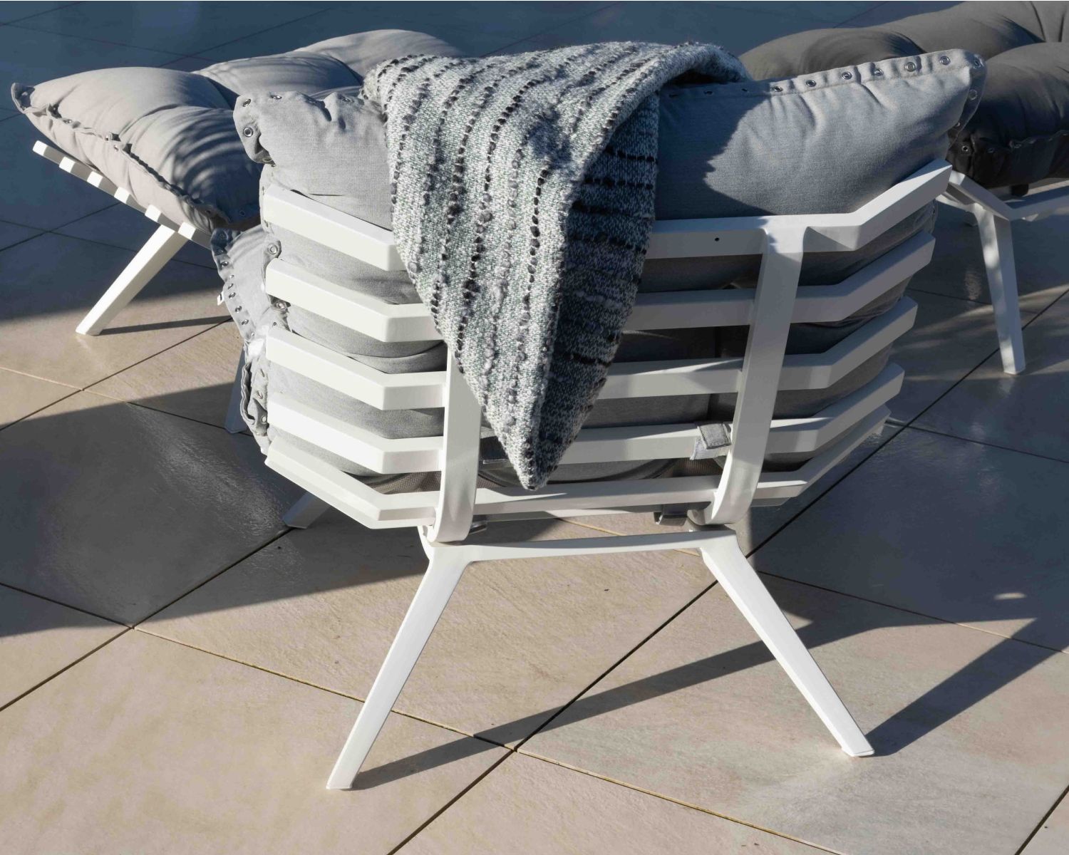 Poltrona relax "Lisca" in tessuto grigio chiaro con poggiapiedi