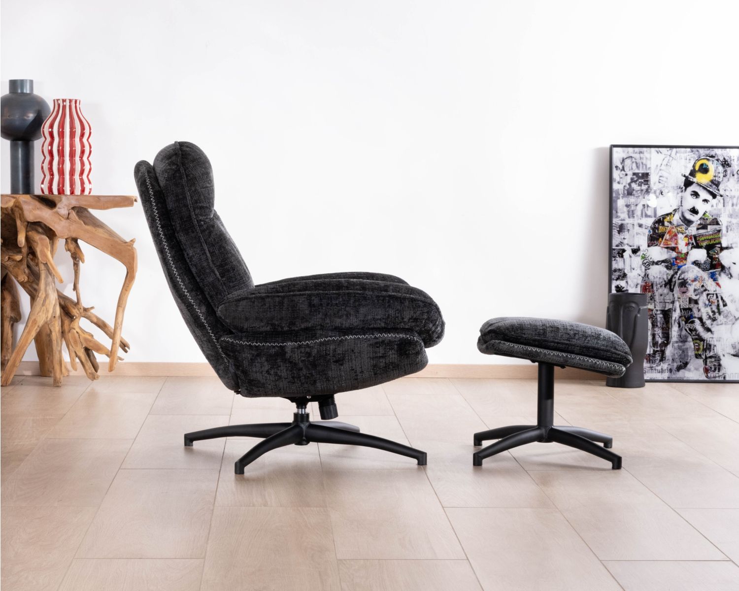 Accogliente poltrona girevole in tessuto grigio "Branson" con poggiapiedi