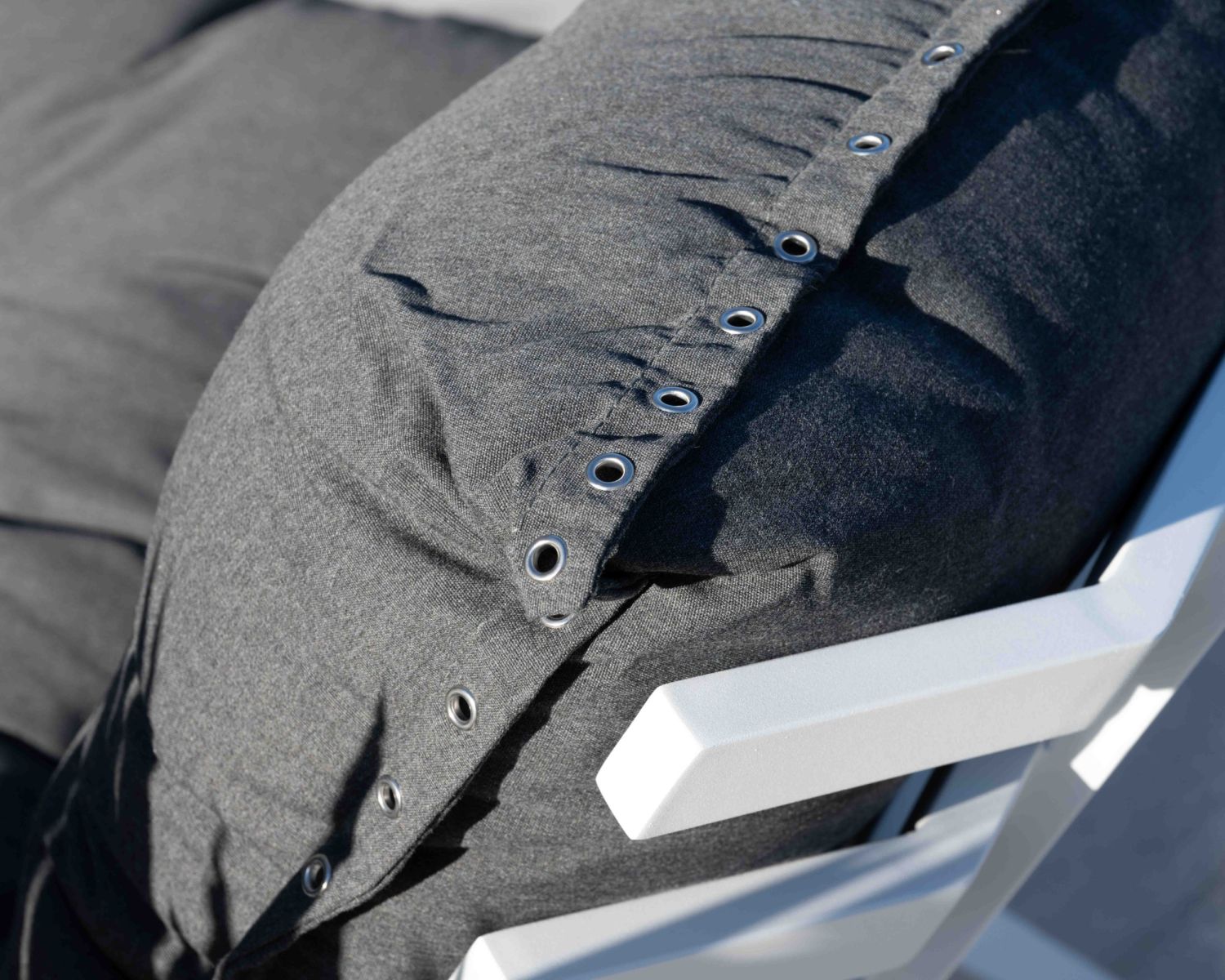 Poltrona da esterno "Lisca" ad alto comfort con poggiapiedi modulare in grigio scuro e bianco