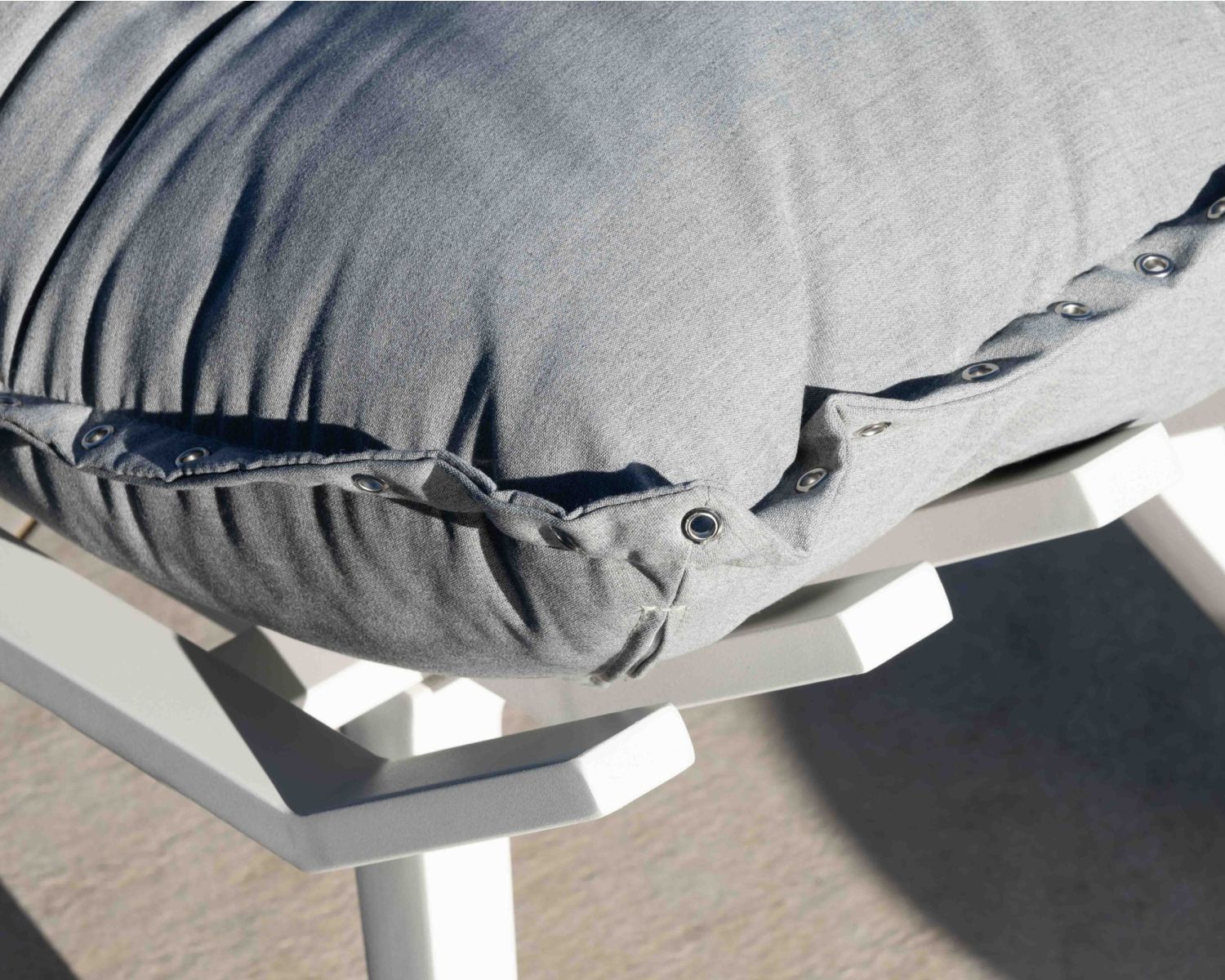 Poltrona relax "Lisca" in tessuto grigio chiaro con poggiapiedi