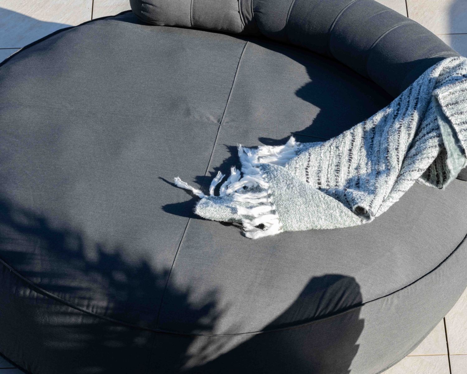 Lettino grande ultra morbido in tessuto grigio scuro "Saint Tropez" diametro 1m80