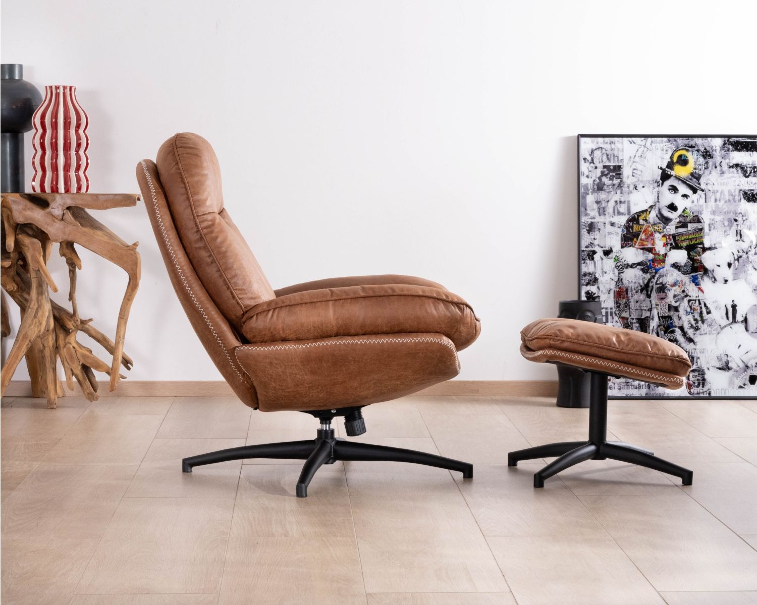 Poltrona girevole in stile retrò "Branson" con pouf in microfibra in tessuto color avana