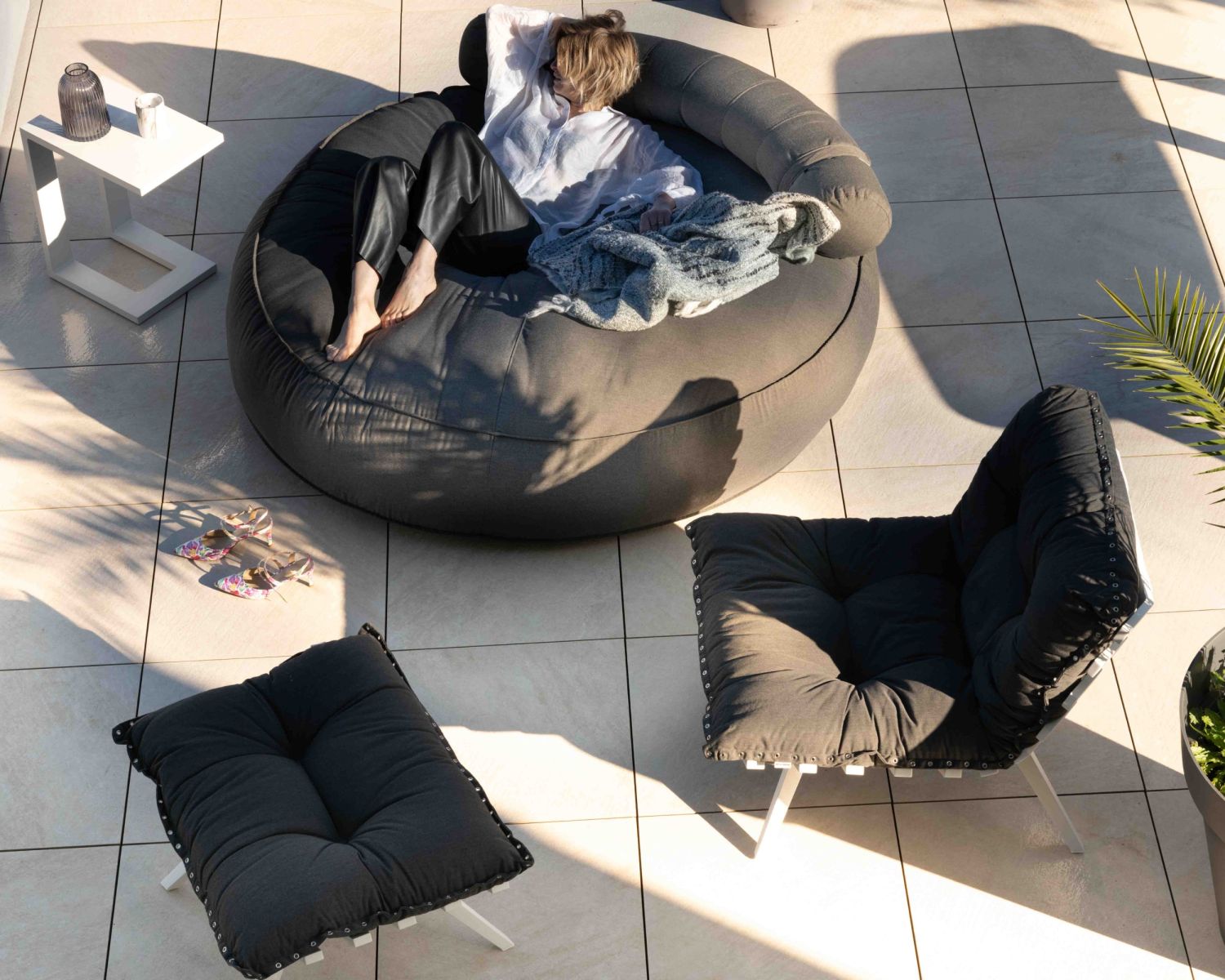 Poltrona da esterno "Lisca" ad alto comfort con poggiapiedi modulare in grigio scuro e bianco