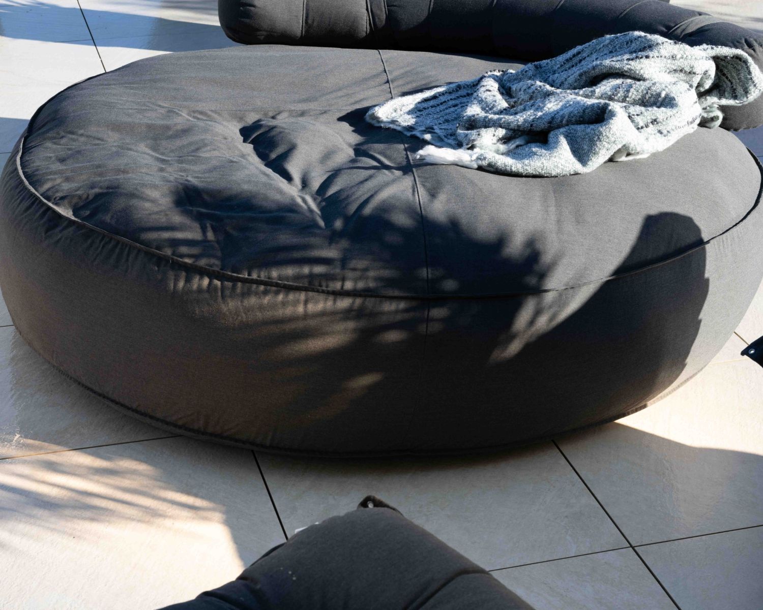 Lettino grande ultra morbido in tessuto grigio scuro "Saint Tropez" diametro 1m80