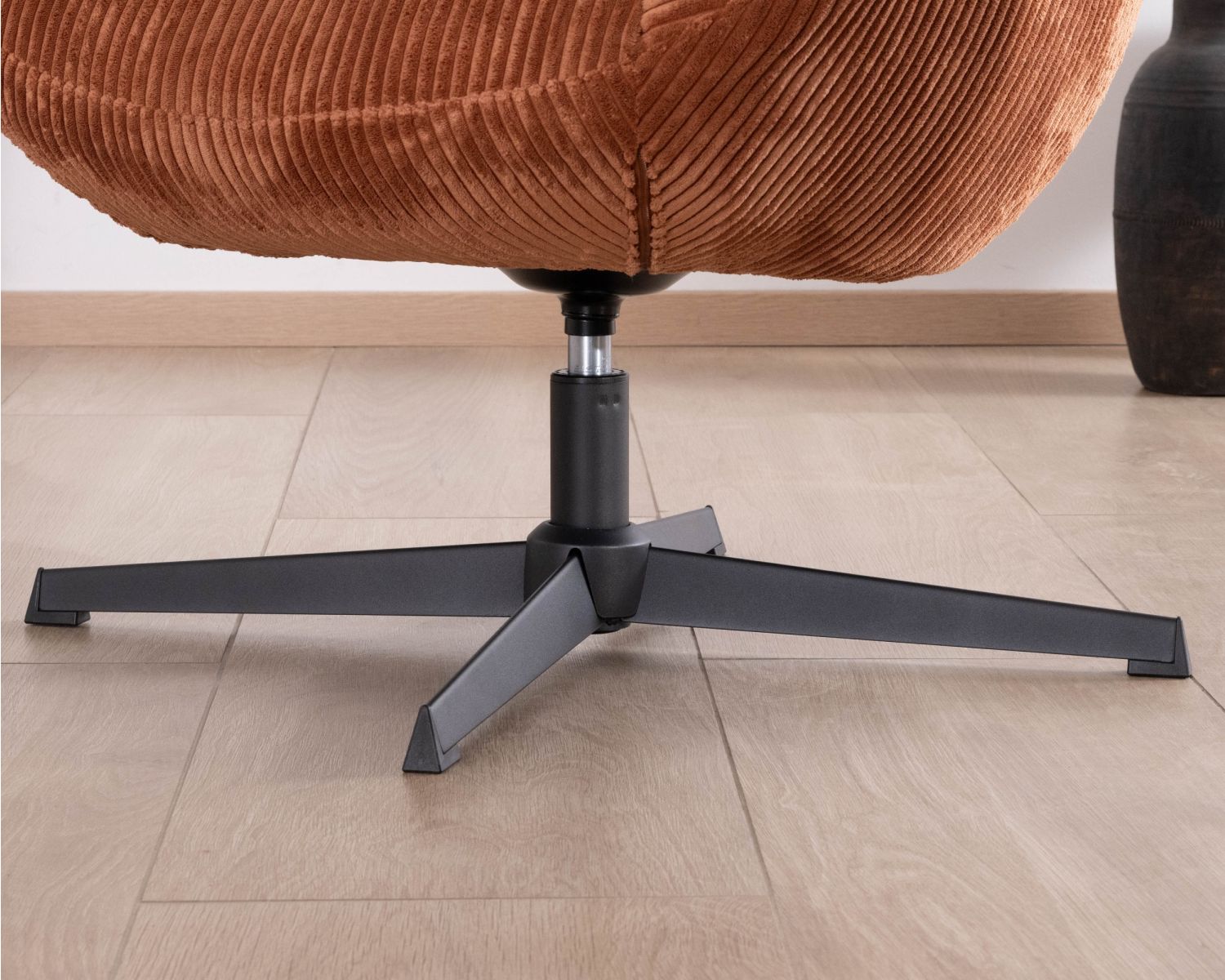 Poltrona girevole a 360° "Bissett" in velluto a coste color terracotta