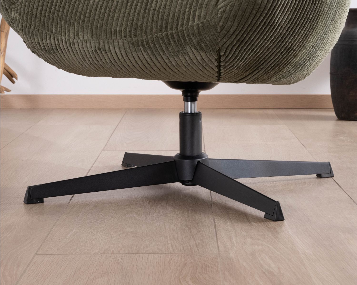 Poltrona ultraconfortevole "Bissett" girevole a 360° in morbido velluto a coste verde