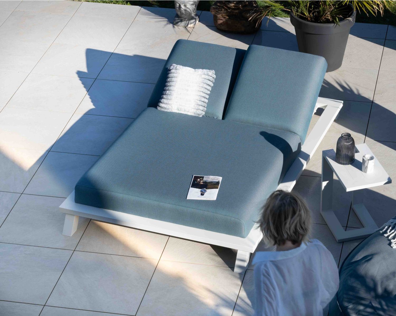 Lettino doppio "Nusa Pedina" in tessuto turchese e alluminio bianco