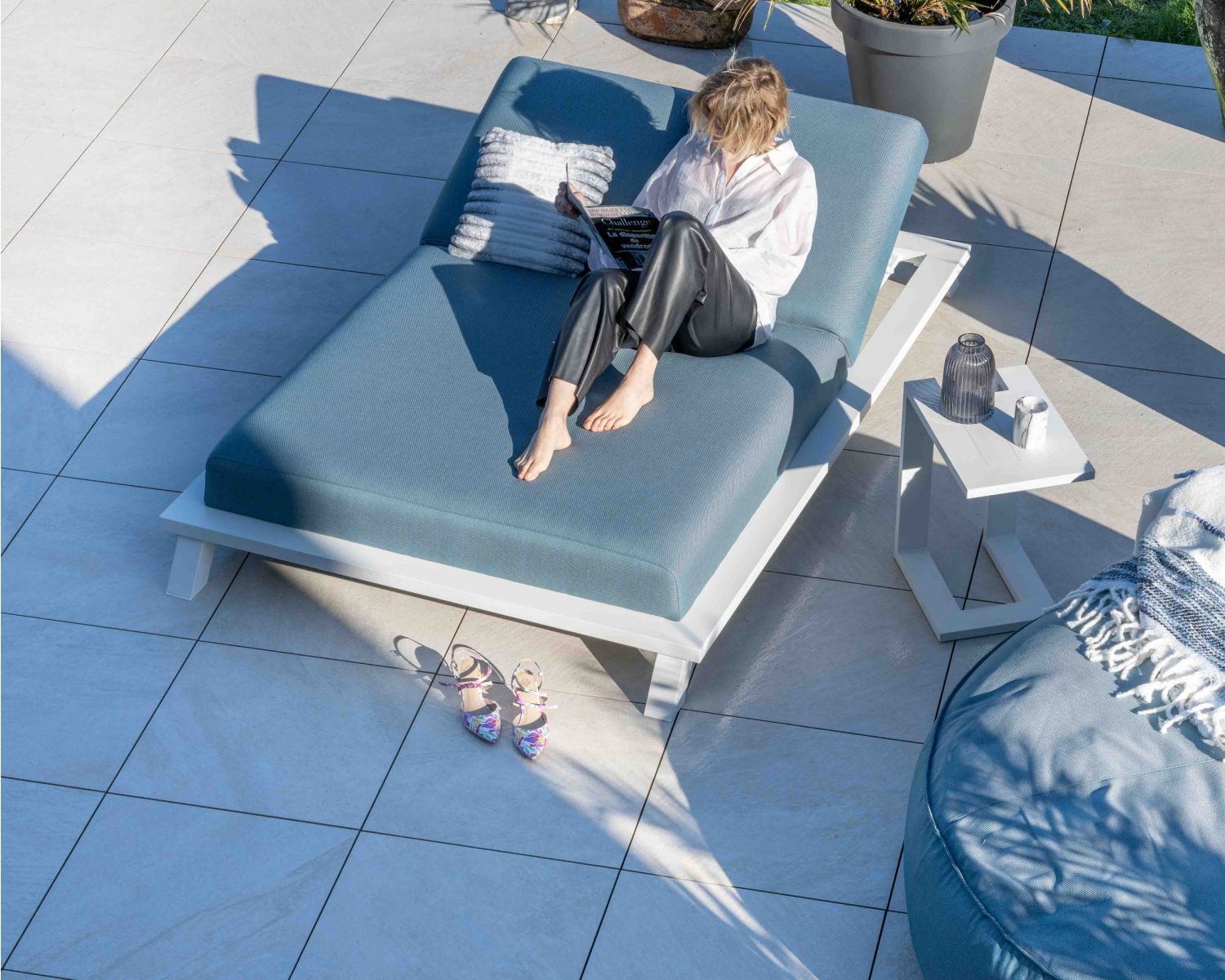 Lettino doppio "Nusa Pedina" in tessuto turchese e alluminio bianco