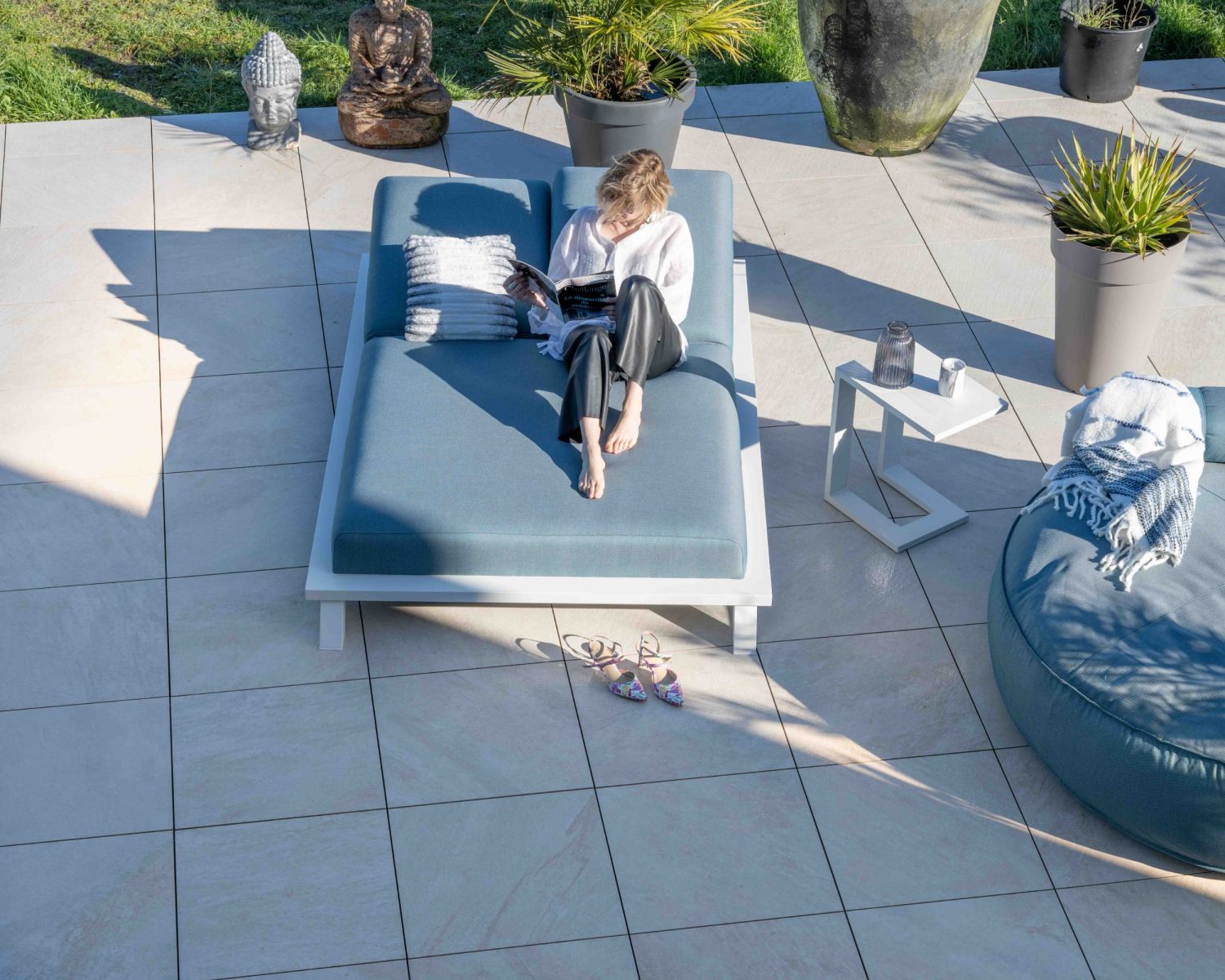 Lettino doppio "Nusa Pedina" in tessuto turchese e alluminio bianco