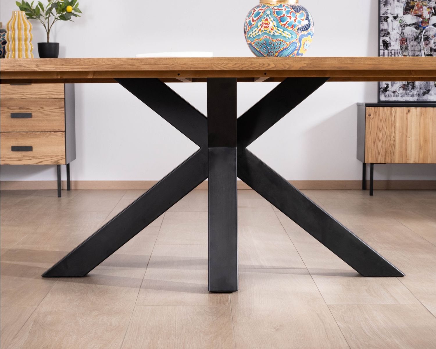 Tavolo da pranzo in frassino massiccio "Sydney" da 2 m con base a stella in metallo nero