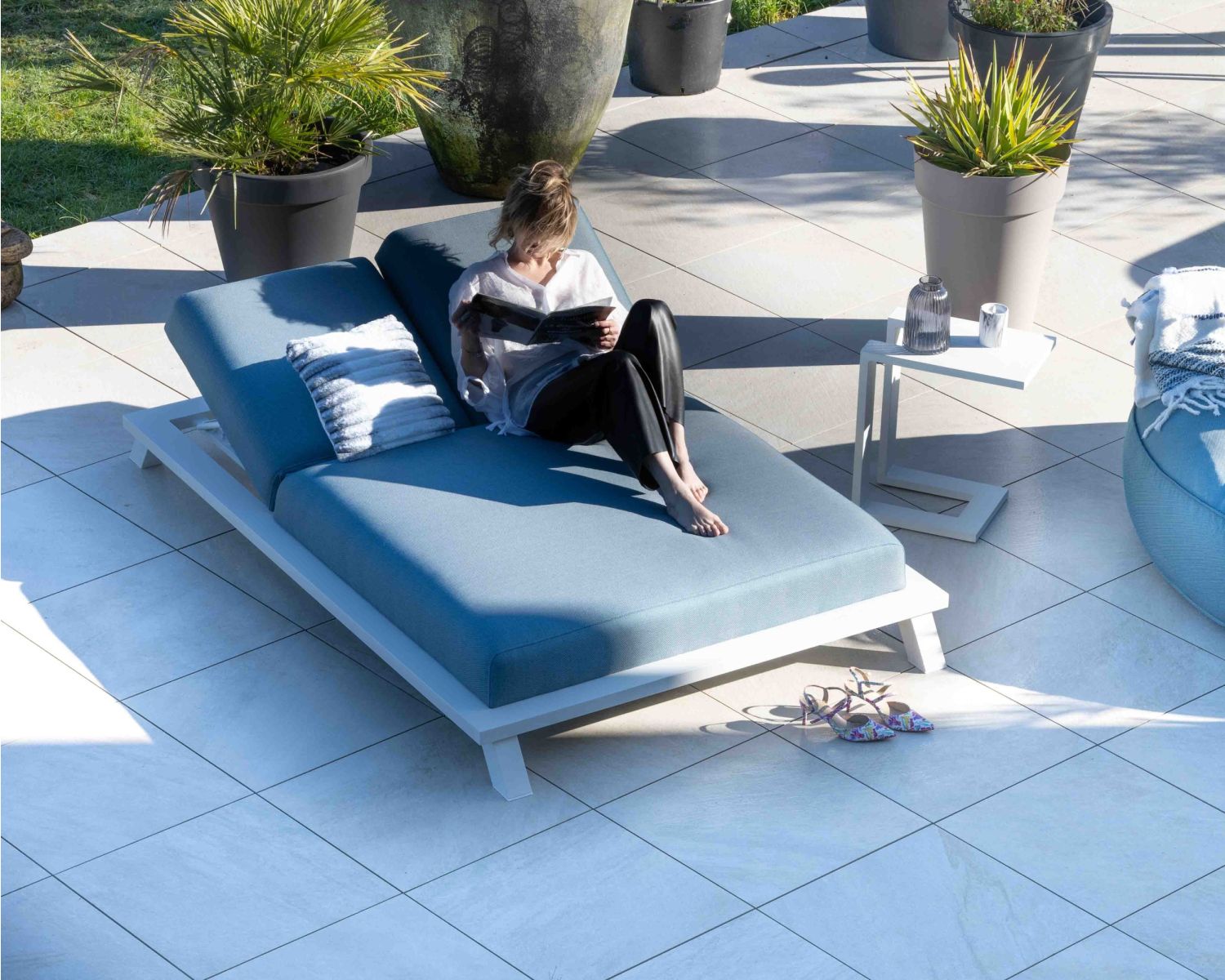 Lettino doppio "Nusa Pedina" in tessuto turchese e alluminio bianco