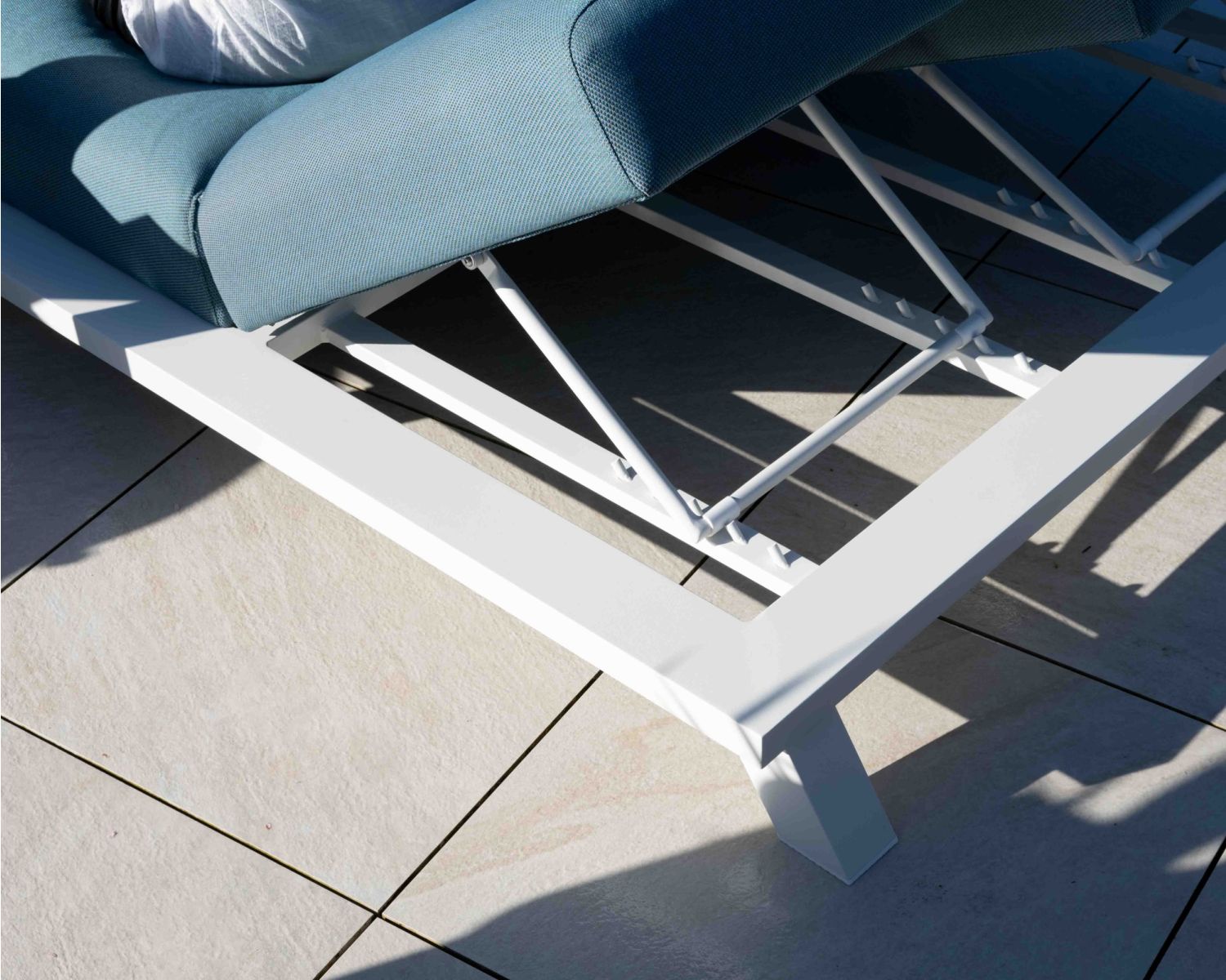 Lettino doppio "Nusa Pedina" in tessuto turchese e alluminio bianco