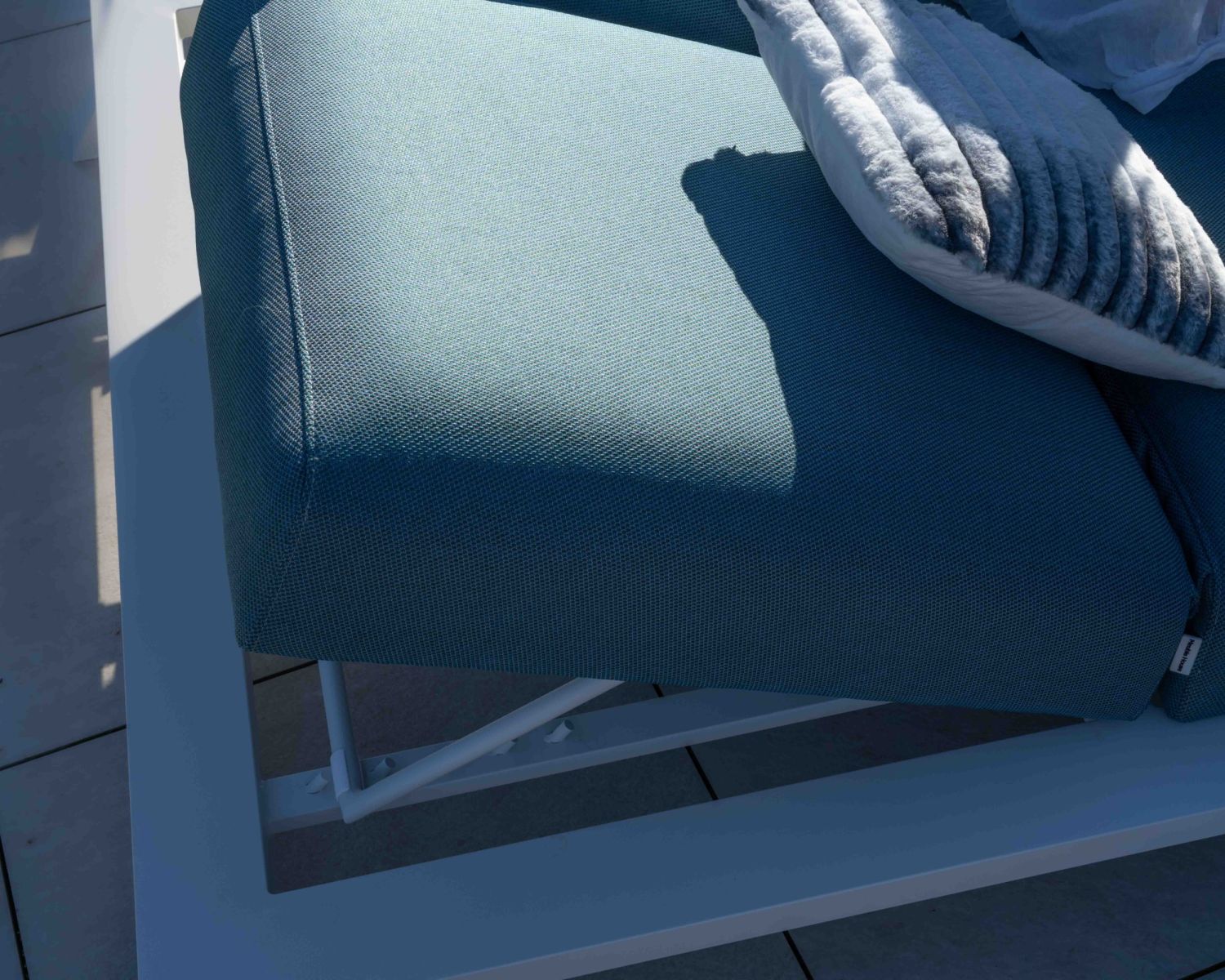 Lettino doppio "Nusa Pedina" in tessuto turchese e alluminio bianco