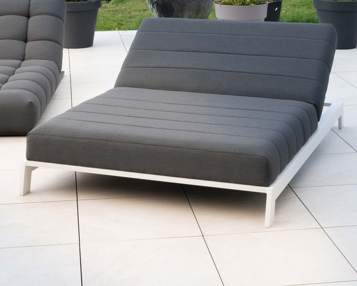 Lettino matrimoniale trapuntato "Terrasse" grigio scuro e bianco