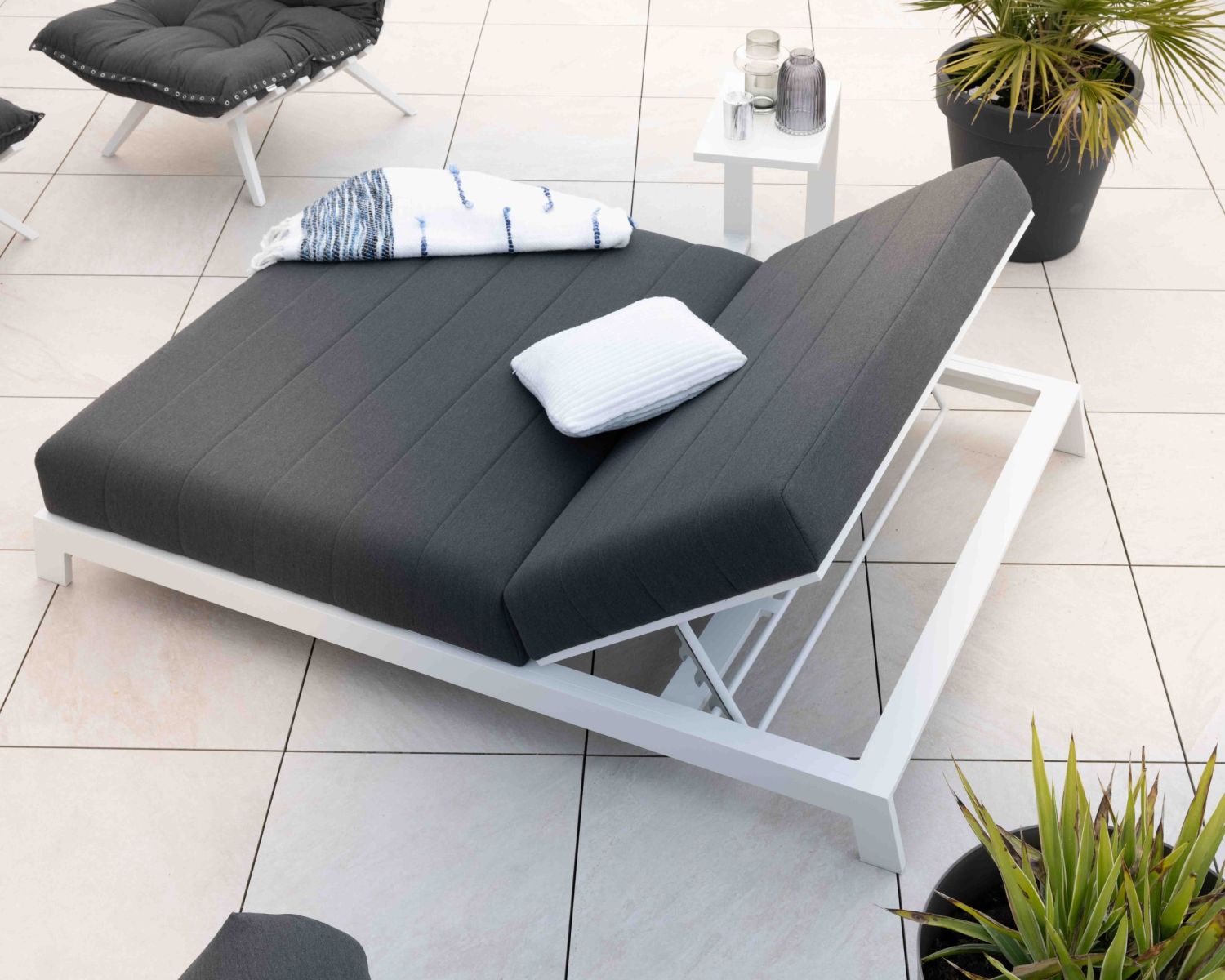 Lettino matrimoniale trapuntato "Terrasse" grigio scuro e bianco