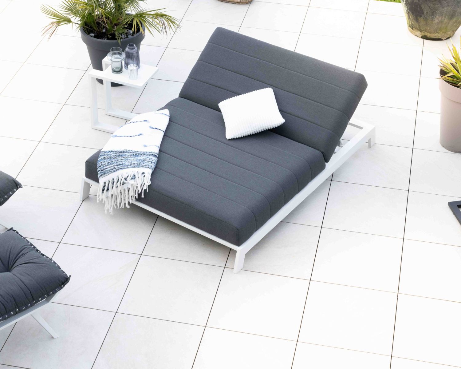 Lettino matrimoniale trapuntato "Terrasse" grigio scuro e bianco