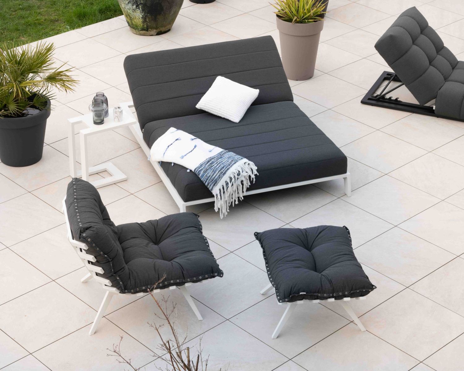 Lettino matrimoniale trapuntato "Terrasse" grigio scuro e bianco