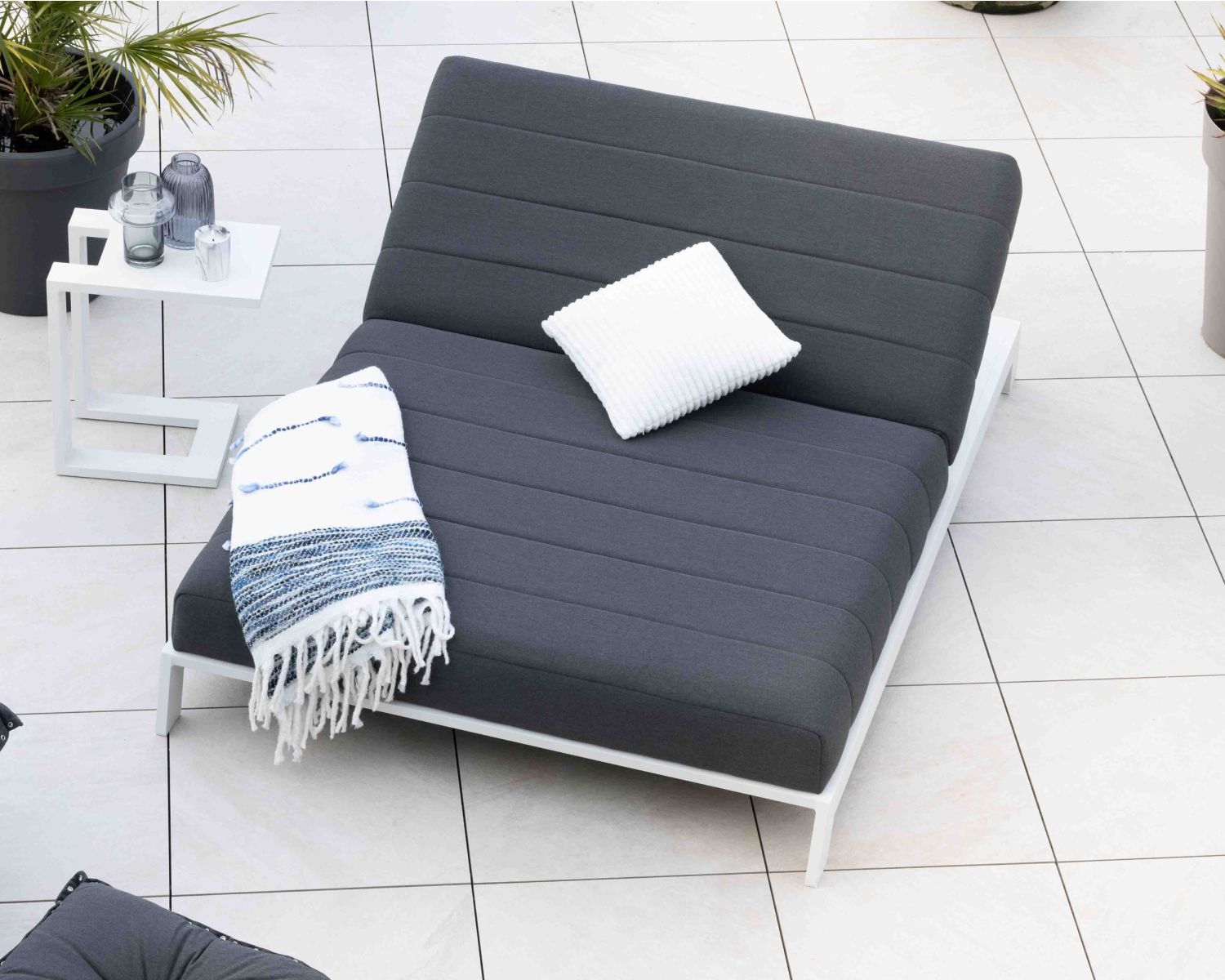 Lettino matrimoniale trapuntato "Terrasse" grigio scuro e bianco