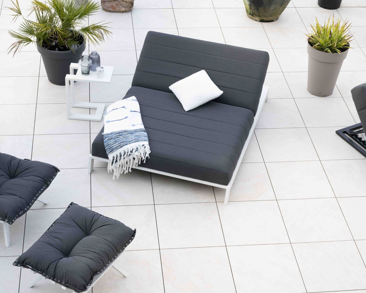 Lettino matrimoniale trapuntato "Terrasse" grigio scuro e bianco