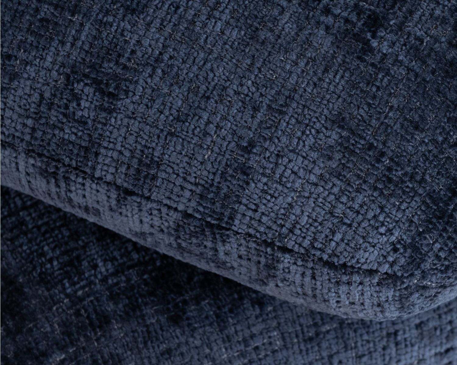 Pouf girevole moderno "Flow" in tessuto intrecciato blu notte con finitura satinata, forma organica