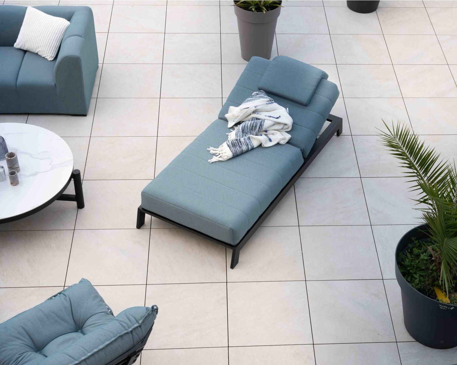 Comodissimo lettino "Terrasse" blu turchese con struttura nera
