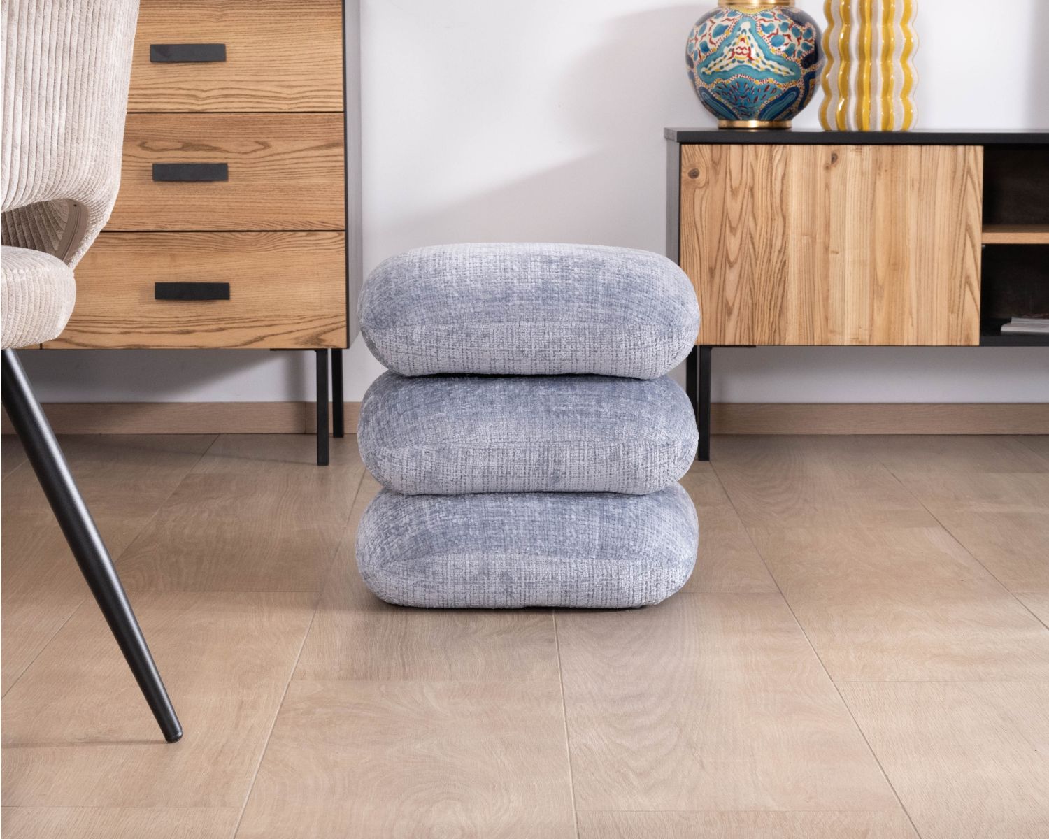 Pouf girevole in stile scandinavo in tessuto intrecciato blu ghiaccio con riflessi luminosi, Flow