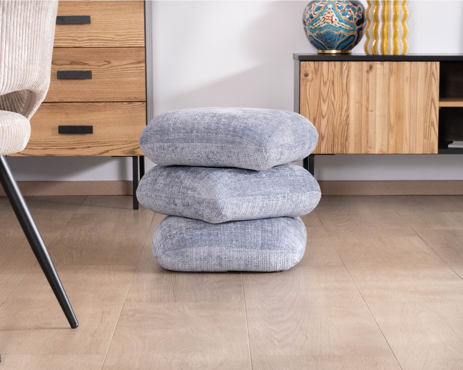 Pouf girevole in stile scandinavo in tessuto intrecciato blu ghiaccio con riflessi luminosi, Flow